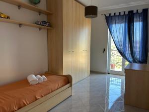 Un dormitorio con una cama con dos toallas blancas encima. en Appartamento Polisnea, en Polignano a Mare