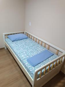 uma cama num quarto com um colchão azul em Cobertura em Aperibé em Aperibé mais 11 fotografias