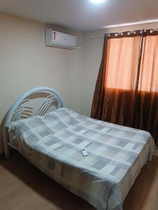 Uma cama ou camas num quarto em Cobertura em Aperibé