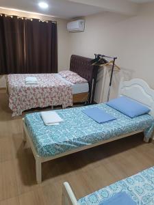 Uma cama ou camas num quarto em Cobertura em Aperibé
