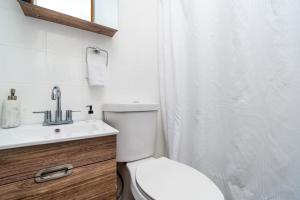 Ένα μπάνιο στο Casamares Private Room Arena with Pool and Barbecue 5 min to Boqueron and Beaches