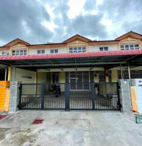 ein Haus mit einem Tor davor in der Unterkunft Radzz Homestay in Kampung Gurun
