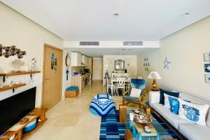 Posezení v ubytování Mangroovy - Elgouna Authentic Designer shared home 2 BDR each with private bathroom for Kitesurfers with Pool View & Beach Access