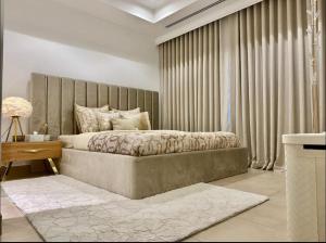 Kama o mga kama sa kuwarto sa Joy Luxury Apartment