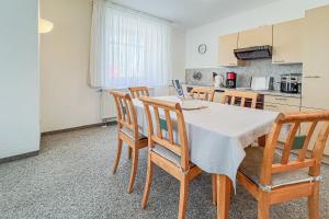 a kitchen with a table and chairs in a room at Villa Viktoria Whg 16 - "Auskuck" in Kölpinsee