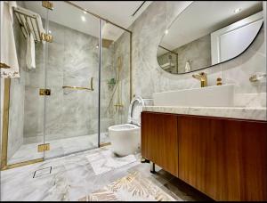 Bathroom sa Joy Luxury Apartment