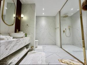 A bathroom at Joy Luxury Apartment Még 3 kép