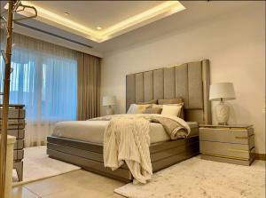 A bed or beds in a room at Joy Luxury Apartment