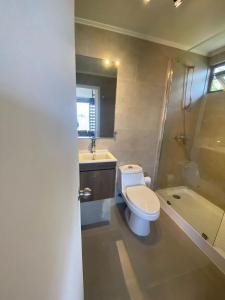 a bathroom with a toilet and a sink and a tub at Cabaña 1 Lican Ray primera linea in Licán Ray