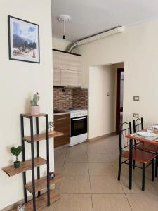 une cuisine et une salle à manger avec une table et des chaises dans l'établissement 3S Apartments, à Gjirokastër