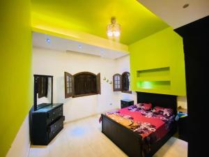 En eller flere senge i et værelse på ڤيلا الرمز كينج مريوط الإسكندرية