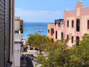 a view of a street with buildings and the ocean at Apartamento en Playa de Morro jable 1 habitación in Morro del Jable
