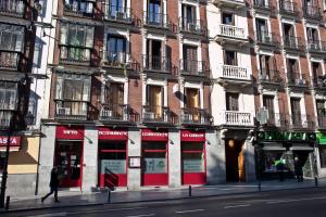 a city street with a large building on the side of the street at Hostal Abel Victoriano in Madrid