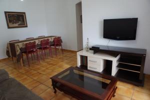 Una televisión o centro de entretenimiento en Apartamento Áureo Guenaga