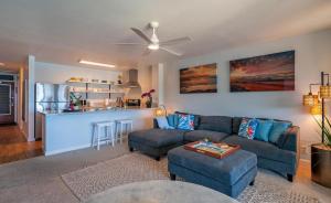 Una sala de estar con un sofá y una cocina. en Wailua Bay View 302, en Kapaa 22 fotos más