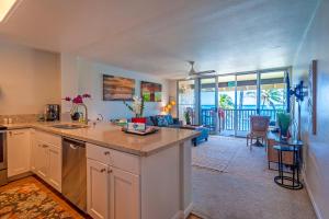 カパアにあるWailua Bay View 302のキッチン(カウンター付)、リビングルーム