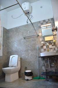 une salle de bain avec toilettes et lavabo dans l'établissement NAWAB KI DEOHRI - Varanasi 1 Km Kashi Vishwanath Temple, à Varanasi 49 autres photos