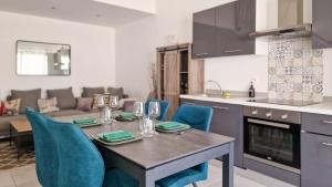 Kuchyň nebo kuchyňský kout v ubytování Maison de ville, Jacuzzi,garage