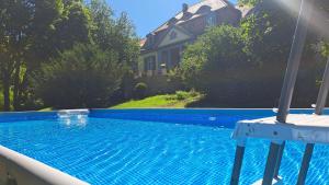 a swimming pool in front of a house at Villa Levin: 120m², bis 8 Pers, free Wifi & parken in Steudnitz