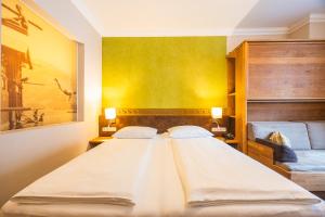 Postel nebo postele na pokoji v ubytování Fish'Inn Zell - Hotel Fischerwirt