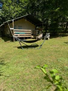 Camping La Tuque外面的花园
