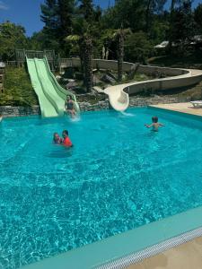 Camping La Tuque内部或周边的泳池