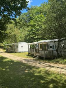 Camping La Tuque外面的花园