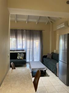 Χώρος καθιστικού στο Avras experiense 3