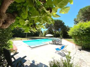 Bazén v ubytování L'échappée du Canal - Piscine - Cheminée - Clim - Parking privé gratuit - 8 personnes - 3 chambres - Parc nebo v jeho okolí