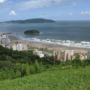 Blick auf einen Strand mit Gebäuden und das Meer in der Unterkunft Edifício Plaza de Saint Martin in Santos