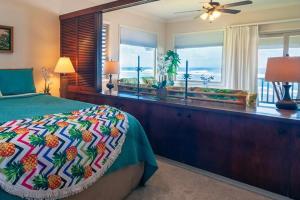 Postel nebo postele na pokoji v ubytování Hanalei Colony Resort F3