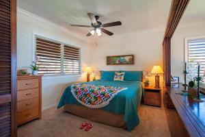Postel nebo postele na pokoji v ubytování Hanalei Colony Resort F3