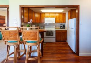 Kuchyň nebo kuchyňský kout v ubytování Hanalei Colony Resort F3
