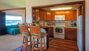 Kuchyň nebo kuchyňský kout v ubytování Hanalei Colony Resort F3