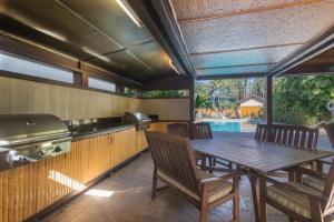 Kuchyň nebo kuchyňský kout v ubytování Hanalei Colony Resort F3
