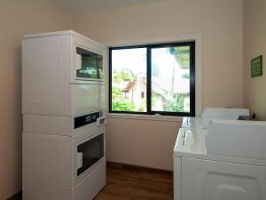 Kuchyň nebo kuchyňský kout v ubytování Hanalei Colony Resort F3