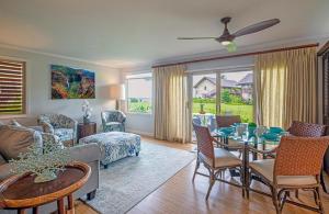 Χώρος καθιστικού στο Hanalei Colony Resort C2