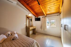 Postel nebo postele na pokoji v ubytování Ionian Serenity House