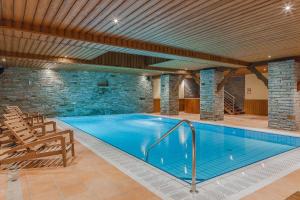 a large swimming pool in a building at Résidence Les Balcons de Belle Plagne in Belle Plagne