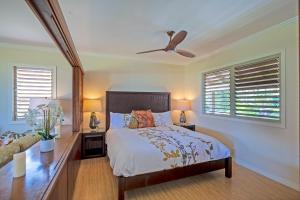 Postel nebo postele na pokoji v ubytování Hanalei Colony Resort C4 + 33 fotografií