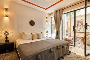 Postel nebo postele na pokoji v ubytování Riad Miloud en exclusivité 10 P au cœur de la Médina + 37 fotografií