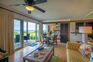 Svetainės erdvė apgyvendinimo įstaigoje Hanalei Colony Resort I-2