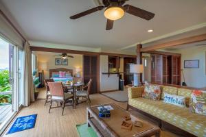 Svetainės erdvė apgyvendinimo įstaigoje Hanalei Colony Resort I-2