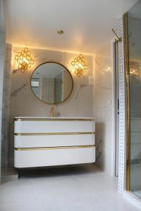 un baño con lavabo y espejo en D-DAY's, en Bayeux