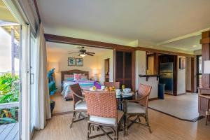 Svetainės erdvė apgyvendinimo įstaigoje Hanalei Colony Resort I-2
