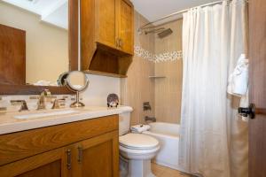 Vonios kambarys apgyvendinimo įstaigoje Hanalei Colony Resort I-2