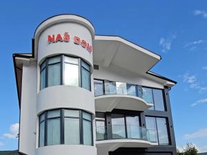 比耶洛波列Naš Dom - MOTEL的一座白色建筑，上面有 nass 标志