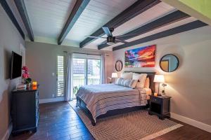 En eller flere senge i et værelse på Puamana 16B + 27 billeder