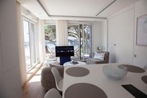 Et tv og/eller underholdning på appartement vue mer avec piscine et parking