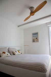 En eller flere senge i et værelse på appartement vue mer avec piscine et parking